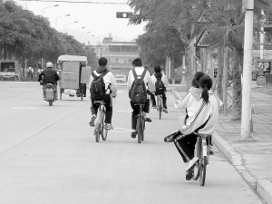 校园统一着装风波 厦门启悟中学“没收外套”引争议